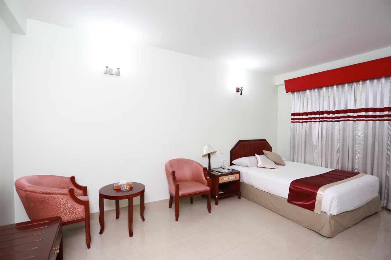 Meridian Hotel & Restaurant Dakhin Kattali Zewnętrze zdjęcie