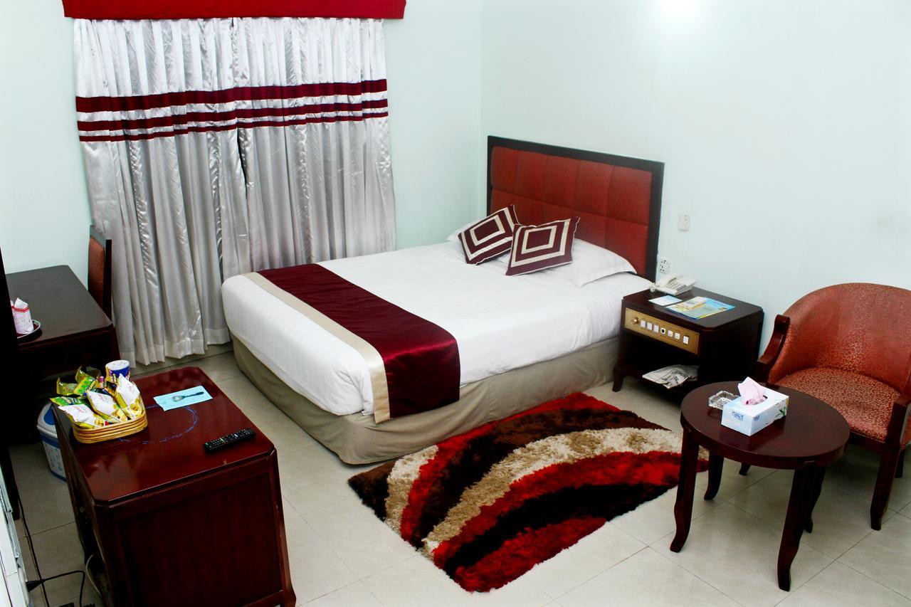 Meridian Hotel & Restaurant Dakhin Kattali Zewnętrze zdjęcie